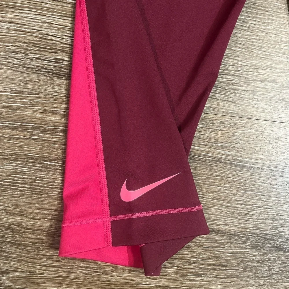 Nike Pro Two-Tone Capri Leggings in Fuchsia Force/Deep Garnet/Hyper Pink Medium